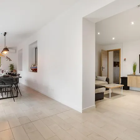 Dom wakacyjny La Maison De Lecume Renovated Family House With Garden